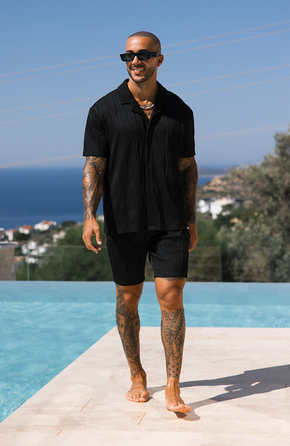 Wave Shorts in Black