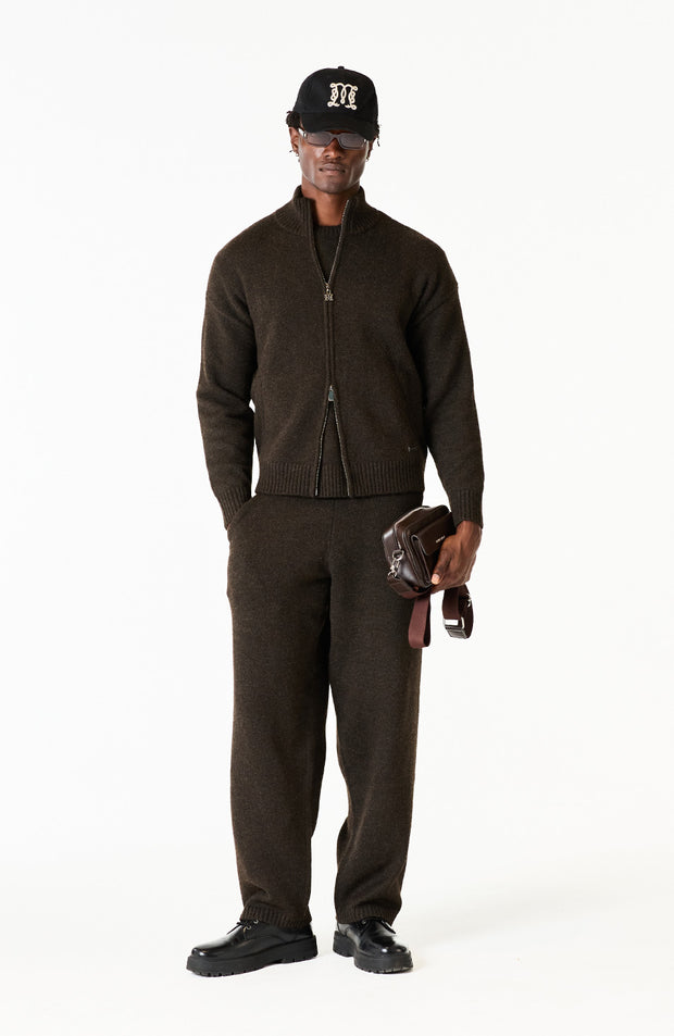 Model is 6'2 with a waist 30", wearing W32