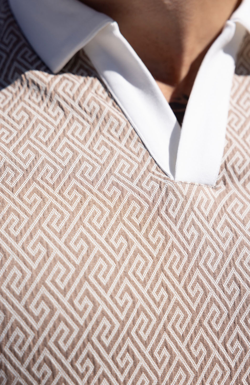 Como Swirl Geo Jacquard Slim Polo in Sand