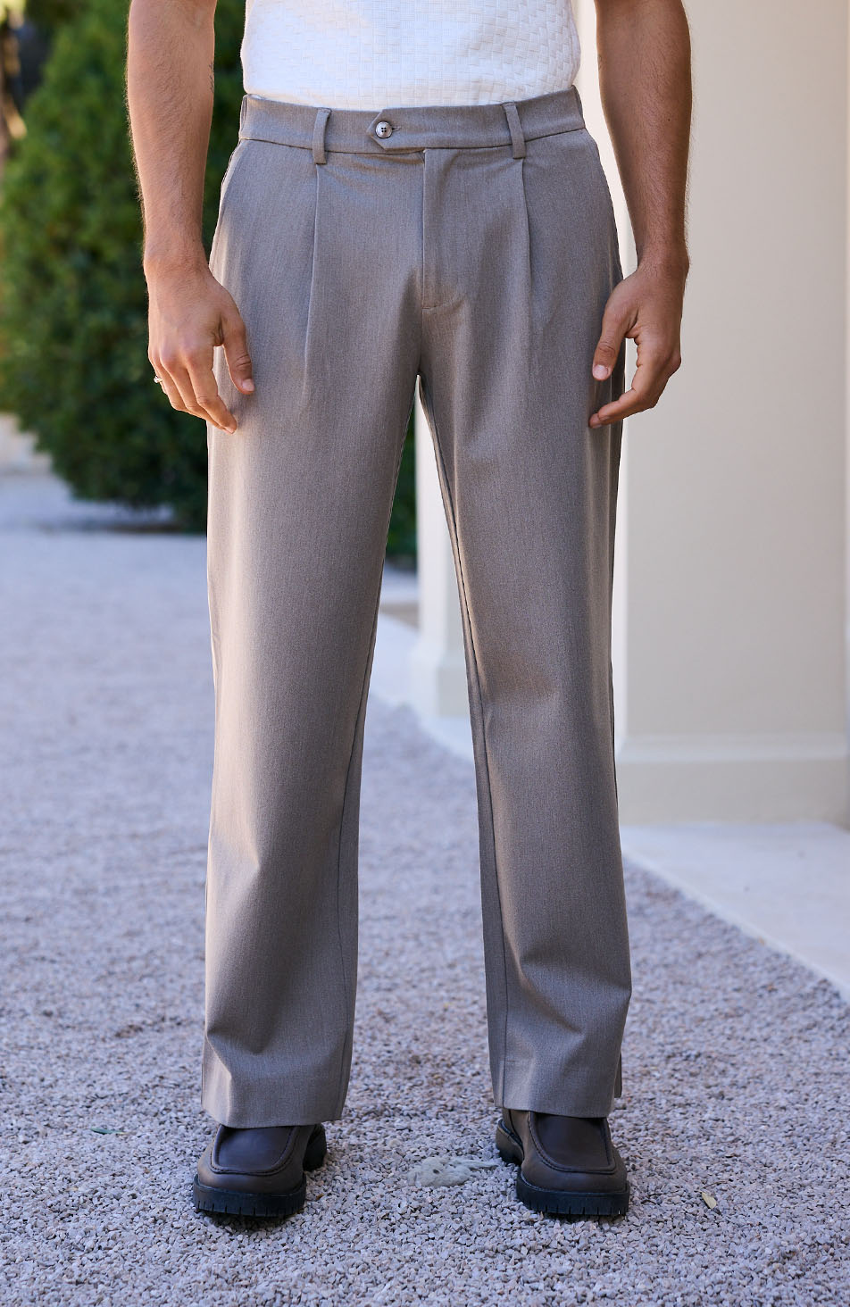 Como Relaxed Fit Pleated Tailored Pants in Taupe