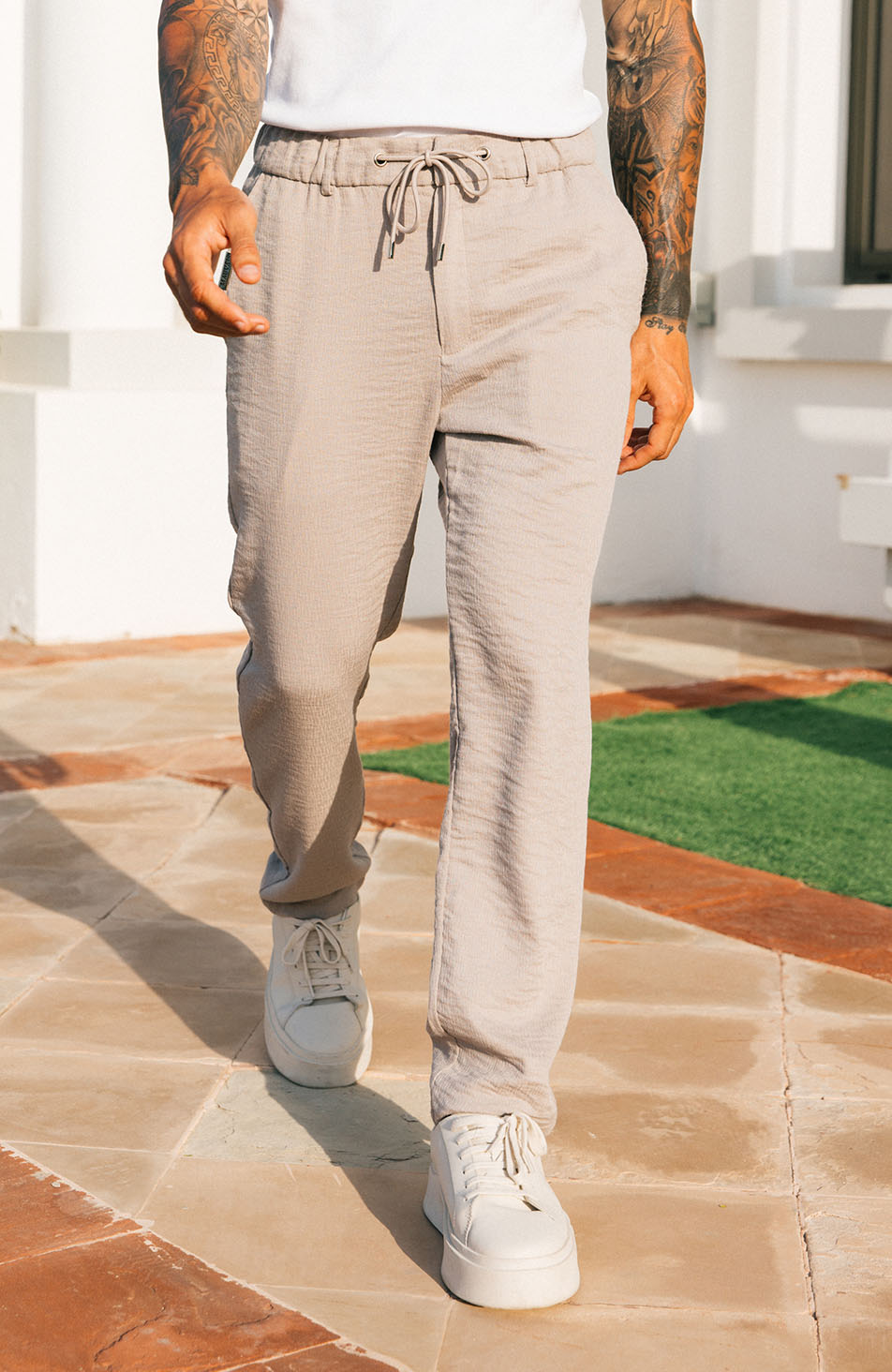 Model is 6'2 with W32, wearing W32