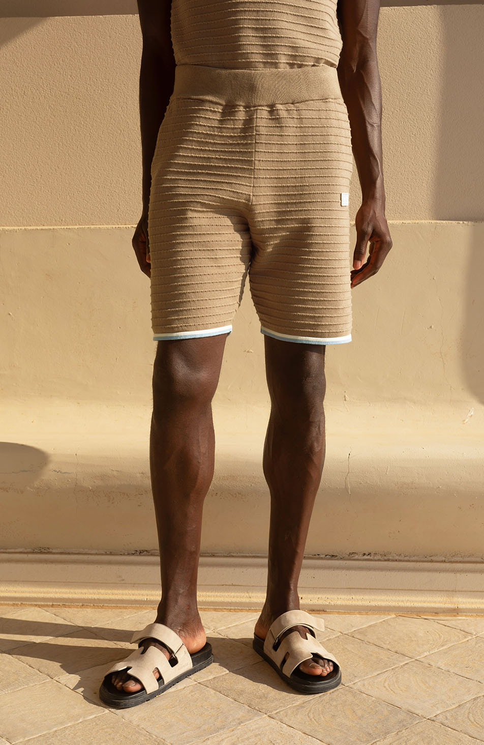 Model is 6'2, waist 32", wearing a W34